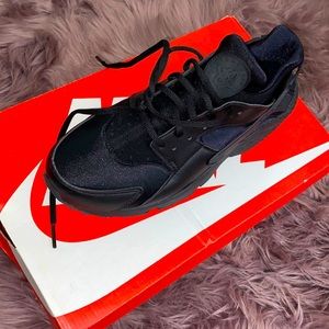 Women’s air huarache run sneakers size 9 🖤